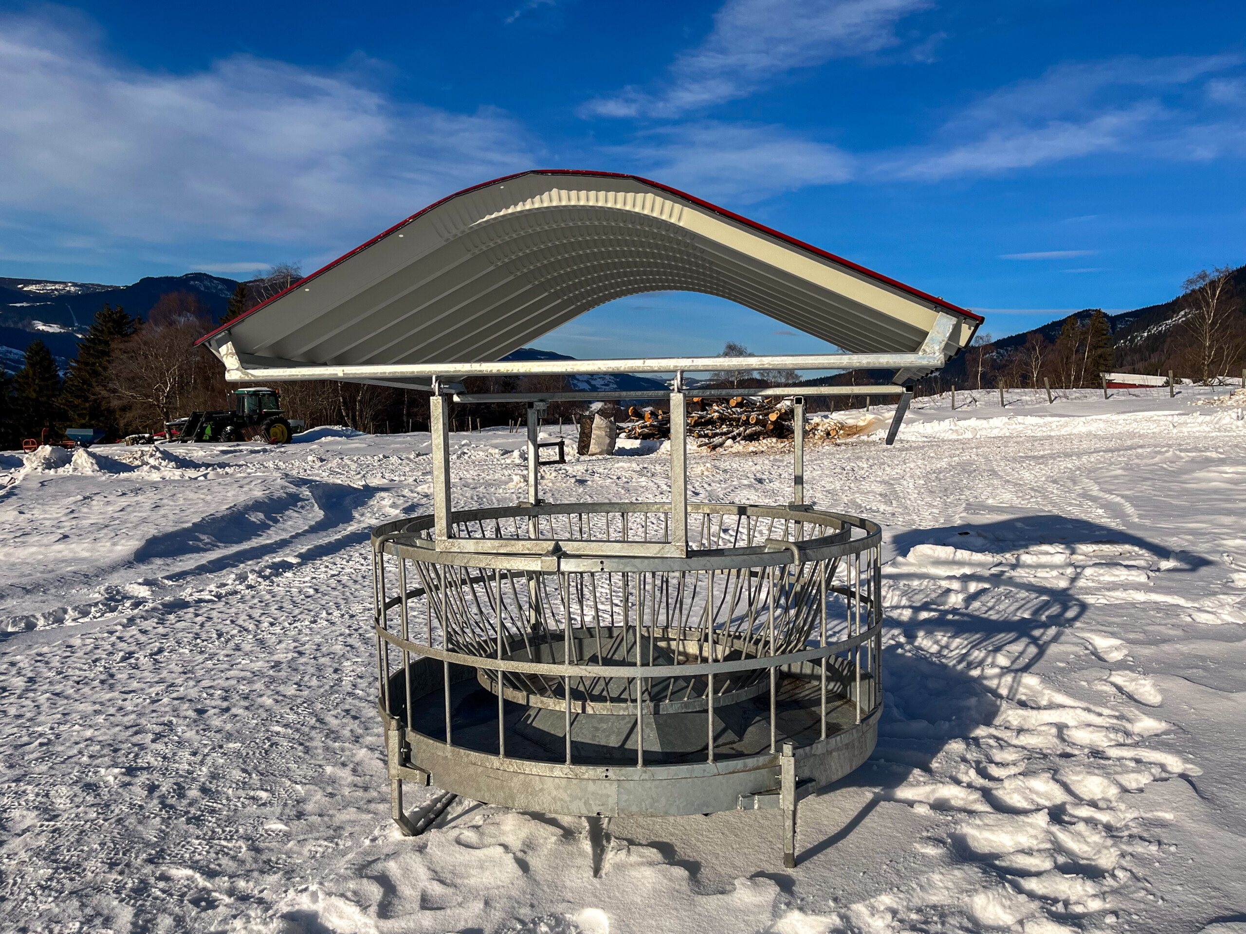 Rundbalshäck med tak för får och get