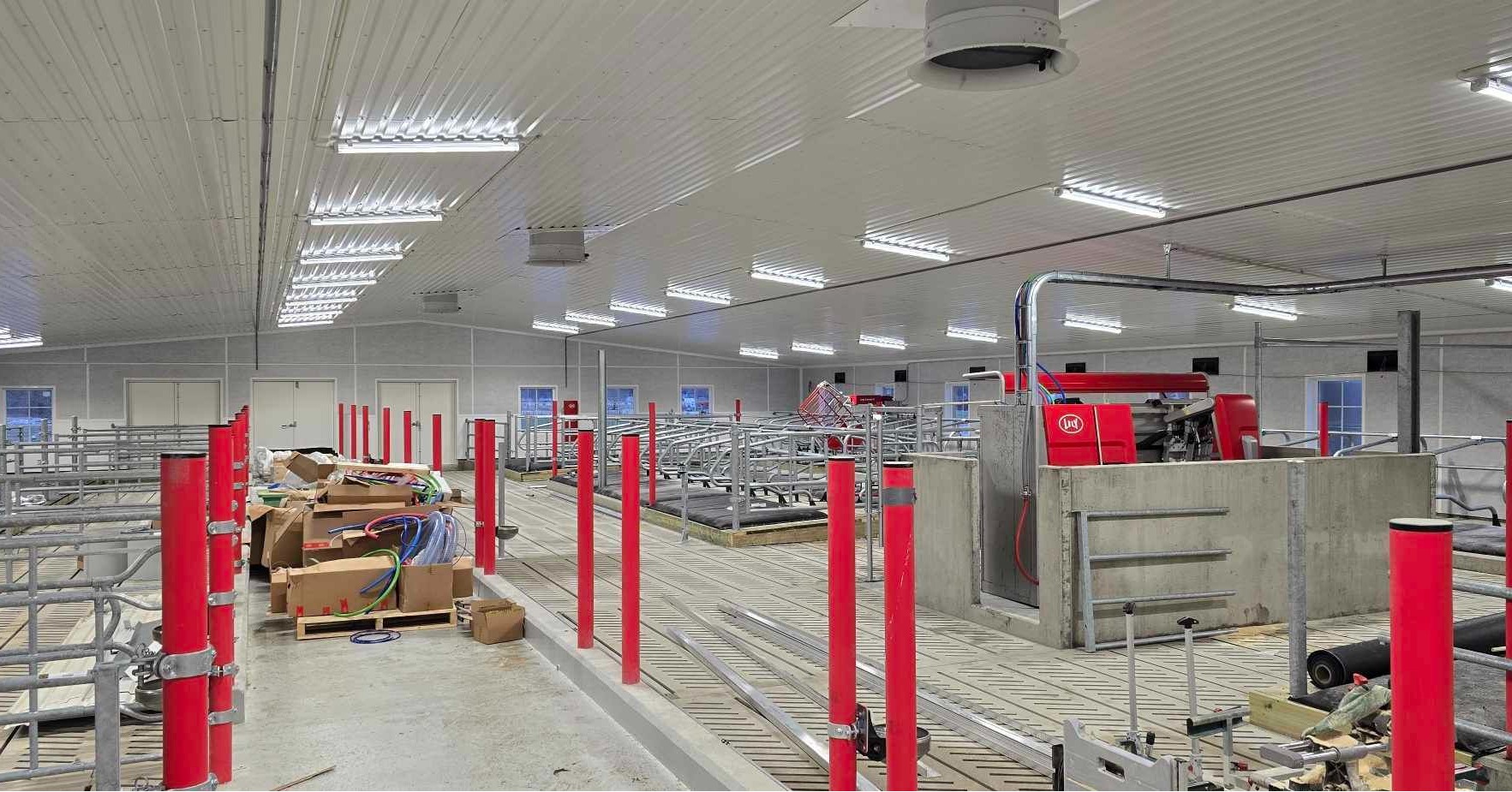 Spalt från Suding, stolper från Wopas, ventilation från BigDutchman, inredning från Jourdain och matter från Promat och Kraiburg. Magnus Åsegg, Steinsdalen februari 2025
