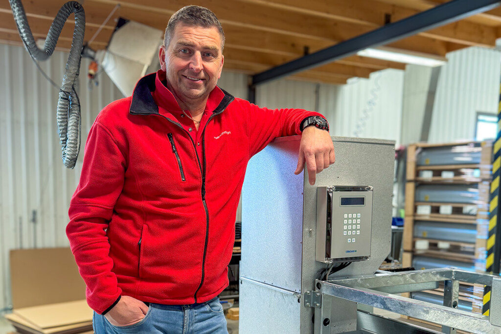 Anders Konglevoll med Biocontrol kraftfoderautomat, februari 2025