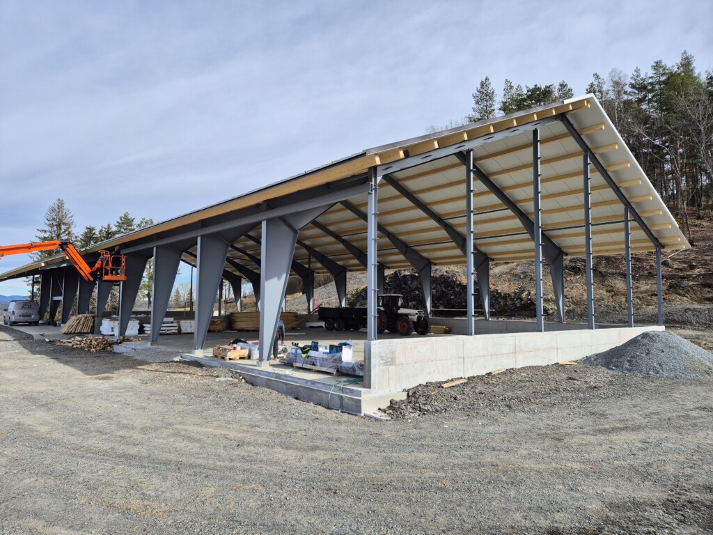 Fristående fjös med djupströbädd och spannmålstork för Marte Sandø Lund. Vikersund 2025