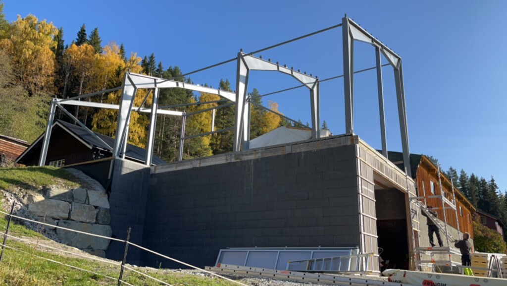 Vetle och Ole Vidar Liahagen på Torpo. Ål i Hallingdal, 2025
