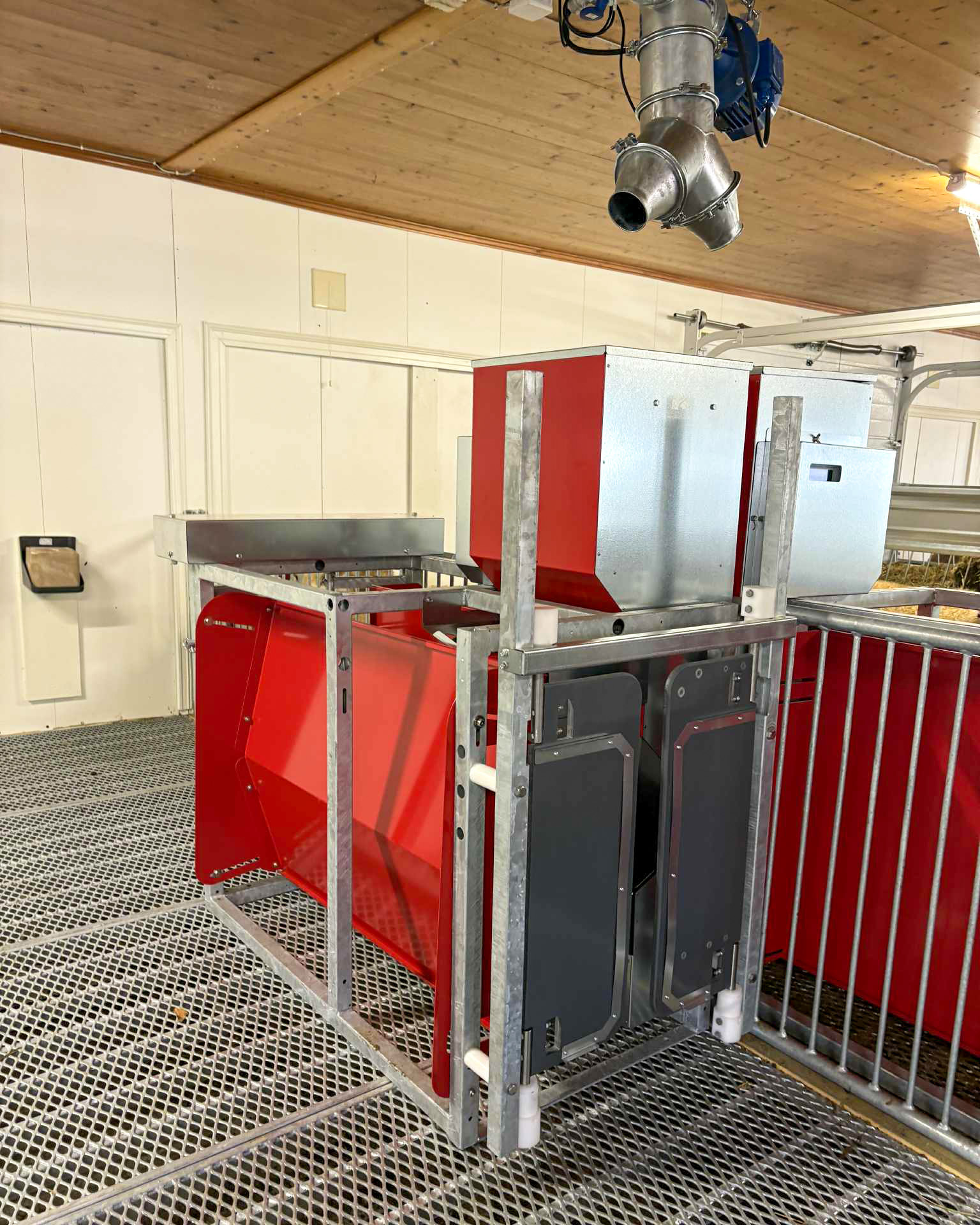 Kraftfoderstation till får. November 2025
