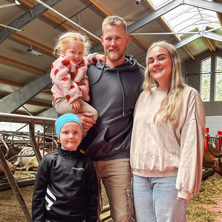 Madeleine och Kent Tore Rusdal med barn. Hovsherad 2026