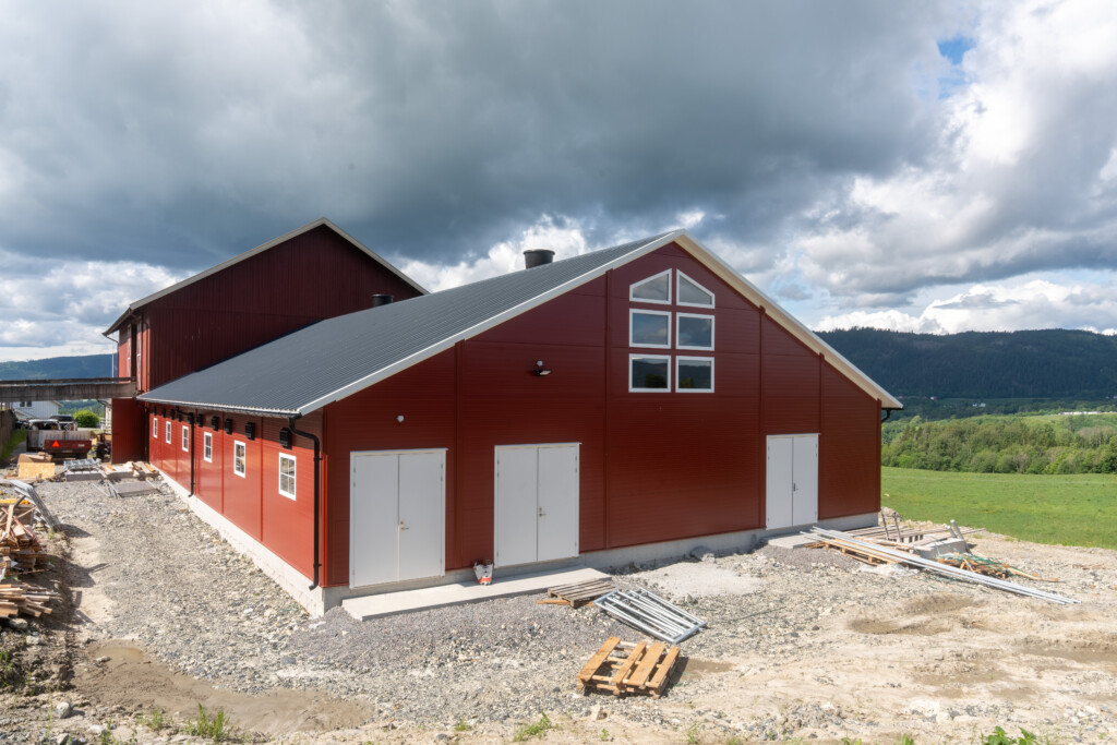 Thorvald Kornerud. Mjölkkoladugård levererad av Fjøsysstemer Byggnad. Tranby, juni 2026